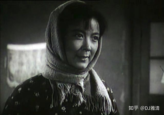 《红梅花开》其实是一部应景之作,讲述的是郭艺文扮演生产队长红梅