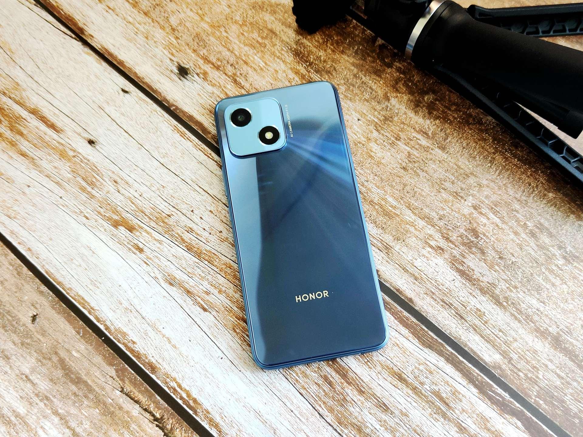 新机上手,照例先看看外观,屏幕方面,荣耀畅玩30使用了一块6.