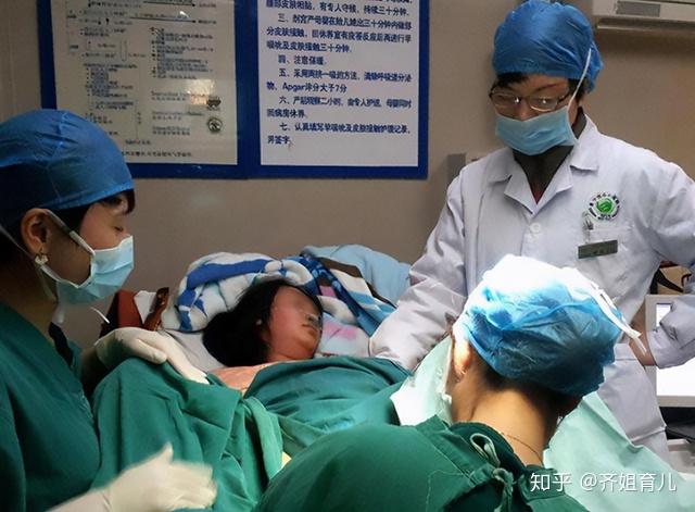 很多产妇在生孩子的时候会产生便意,因为宝宝也在努力出来,胎头压迫到