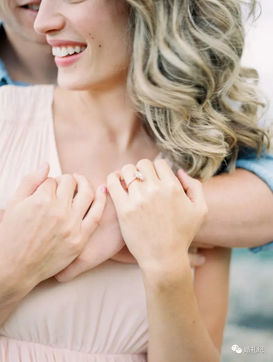 有些女生平时朋友圈还发点动态图片啥的,结婚