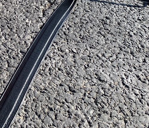 凸面沥青贴缝带是为了实现道路无缝为目的而存在的