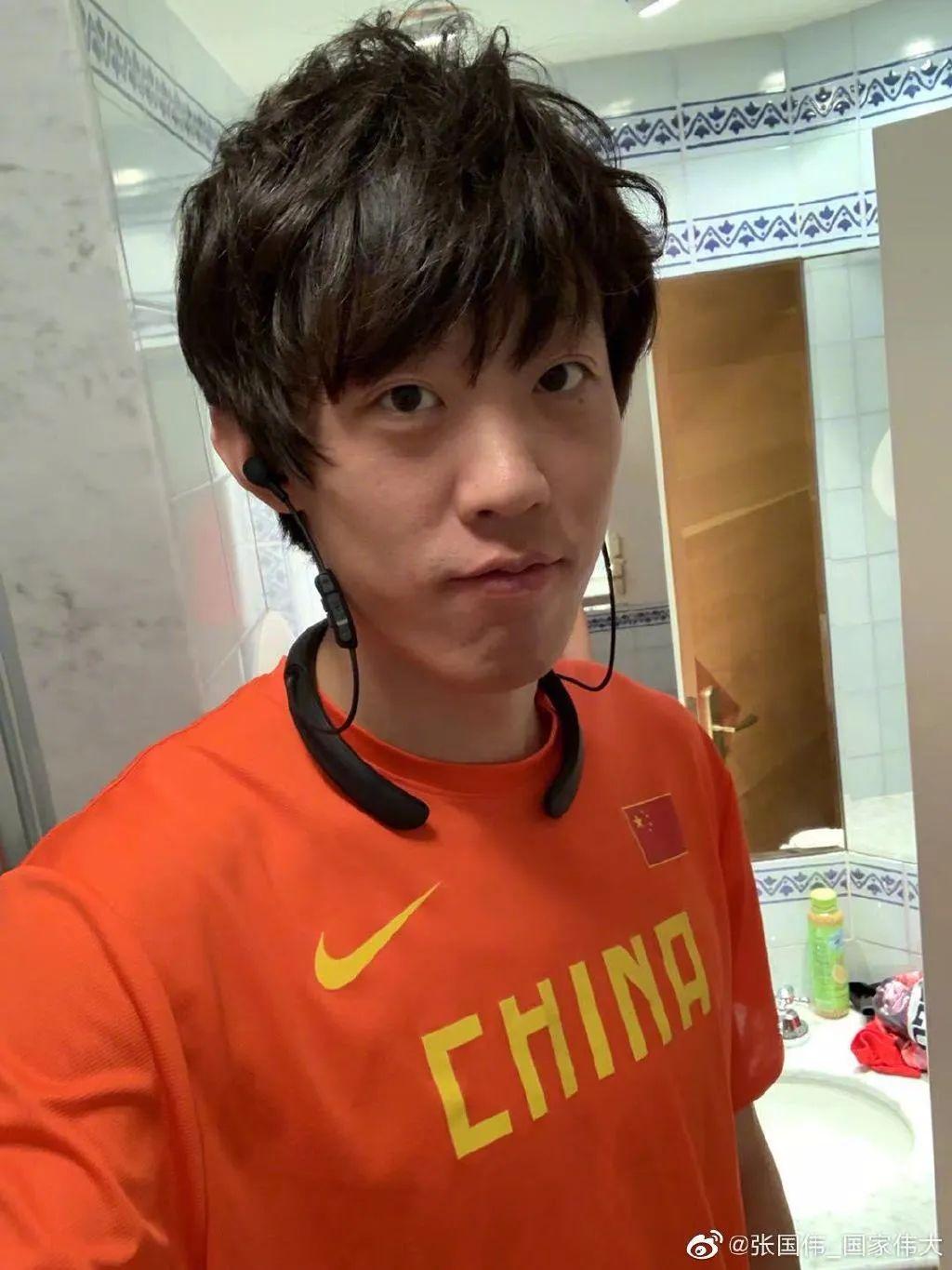 29岁的张国伟出生于山东烟台,身高2米02,是非常有天赋的跳高选手.