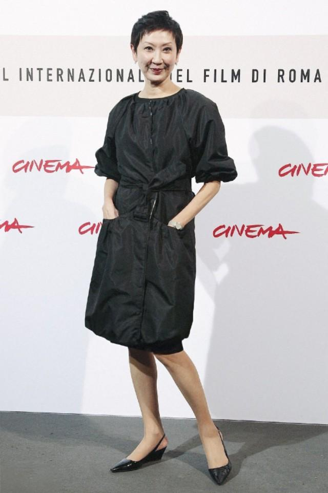 72岁的施南生身姿轻盈穿旗袍配短发飒爽大气完全看不出年龄