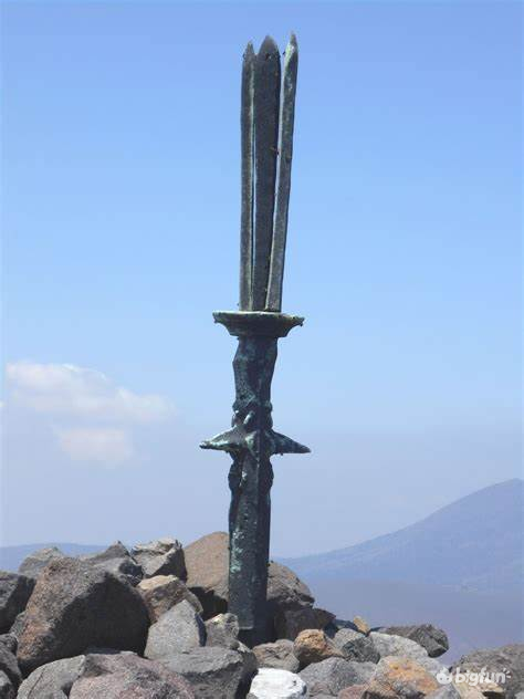 伊邪纳岐护符上的画像是一位手持长矛的男神,这对应了神话中伊邪那岐