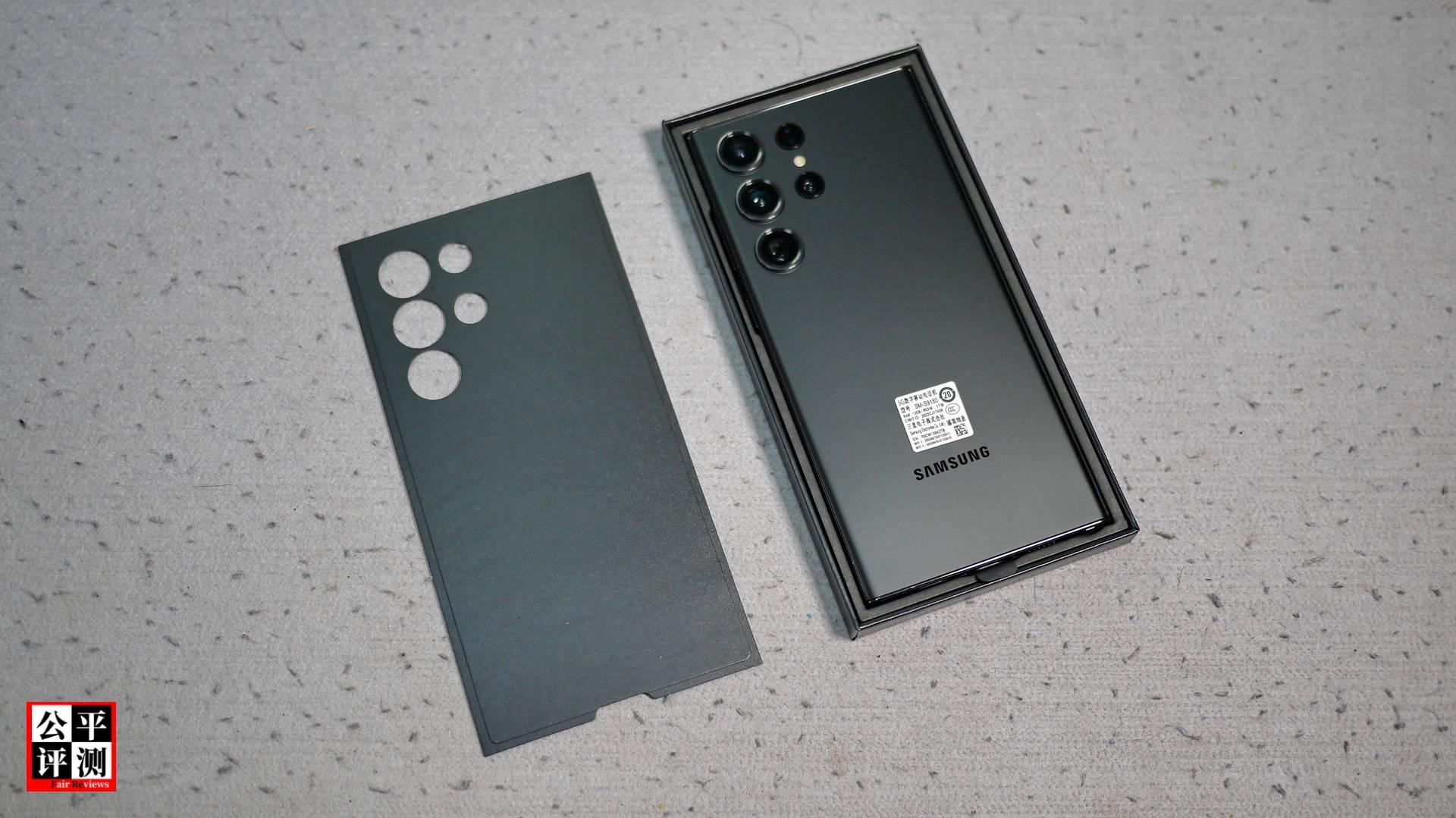 打开包装盒,s23u背部三大两小5个圆形摄像头最引人注目;然后有3份imei