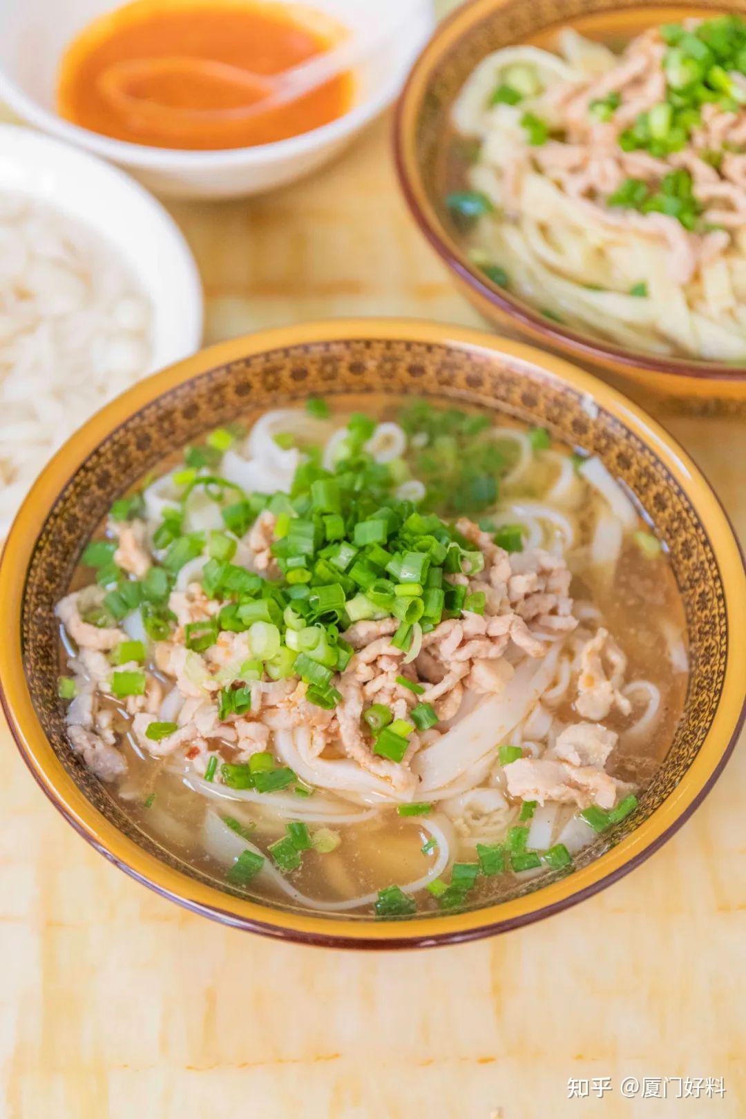 "气粉也是我们贵州的特色啦,和桂林米粉差不多,但桂林米粉是煮出来的