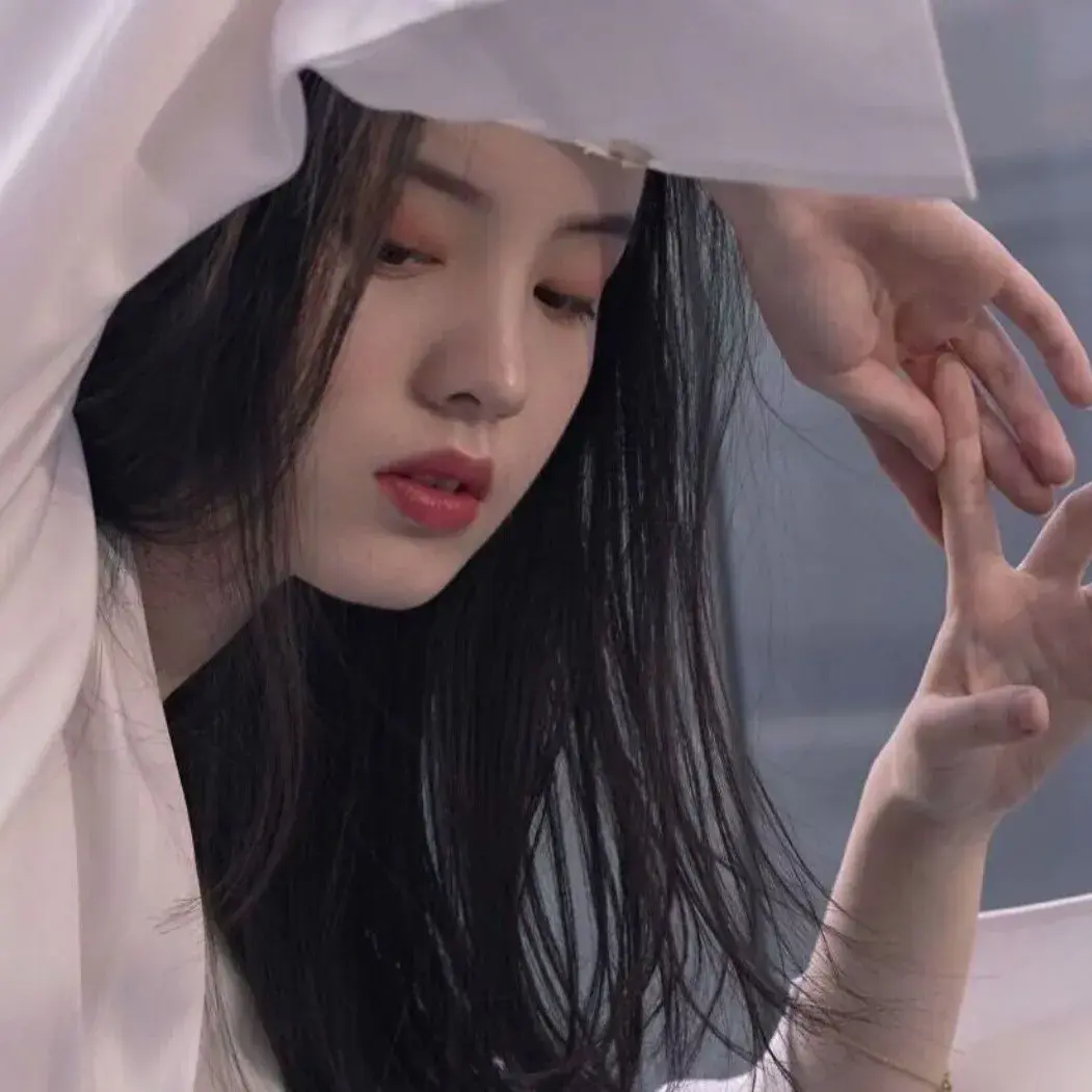 女生头像高级感十足的港风小众头像