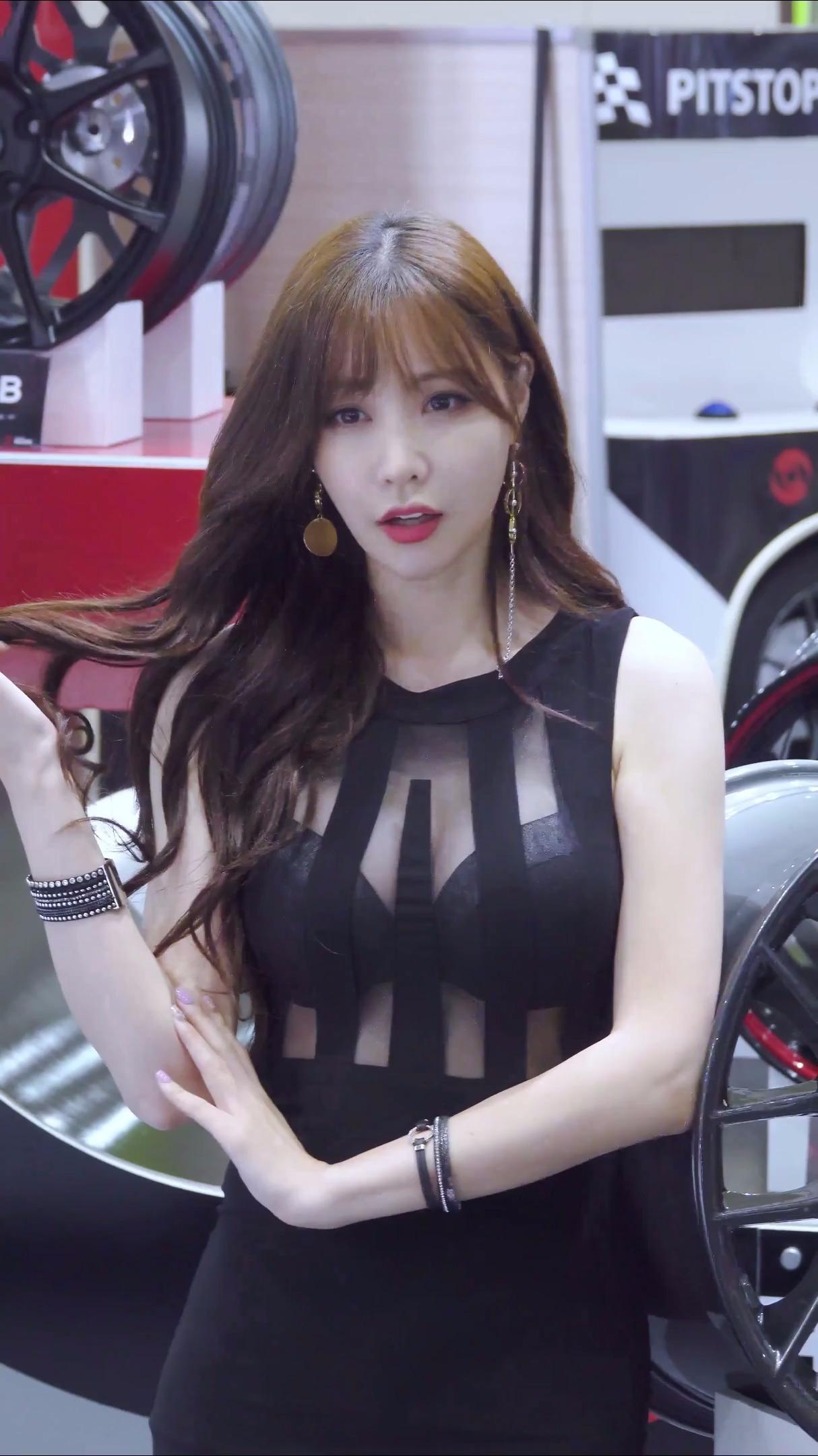 韩国性感车模丰满的身材看一眼就欲罢不能