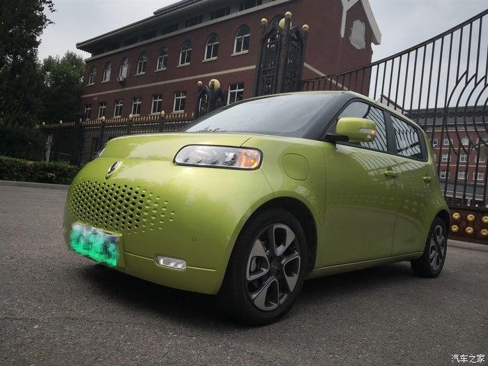 女士新能源小型车欧拉图片