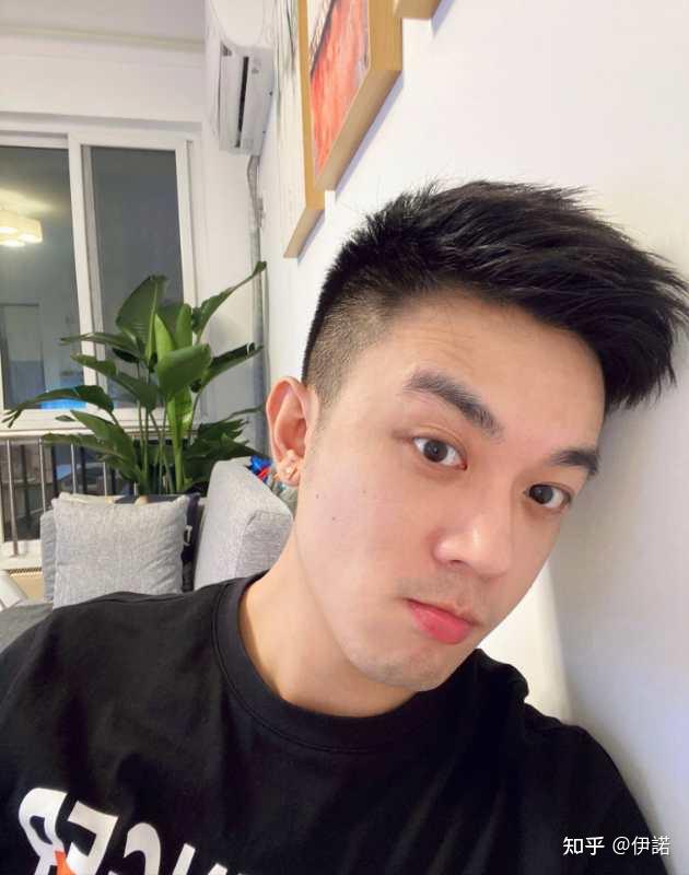 杀猪盘 伊諾 这个人叫峻源白,杀猪盘的骗子盗他的照片,一定要预防被骗