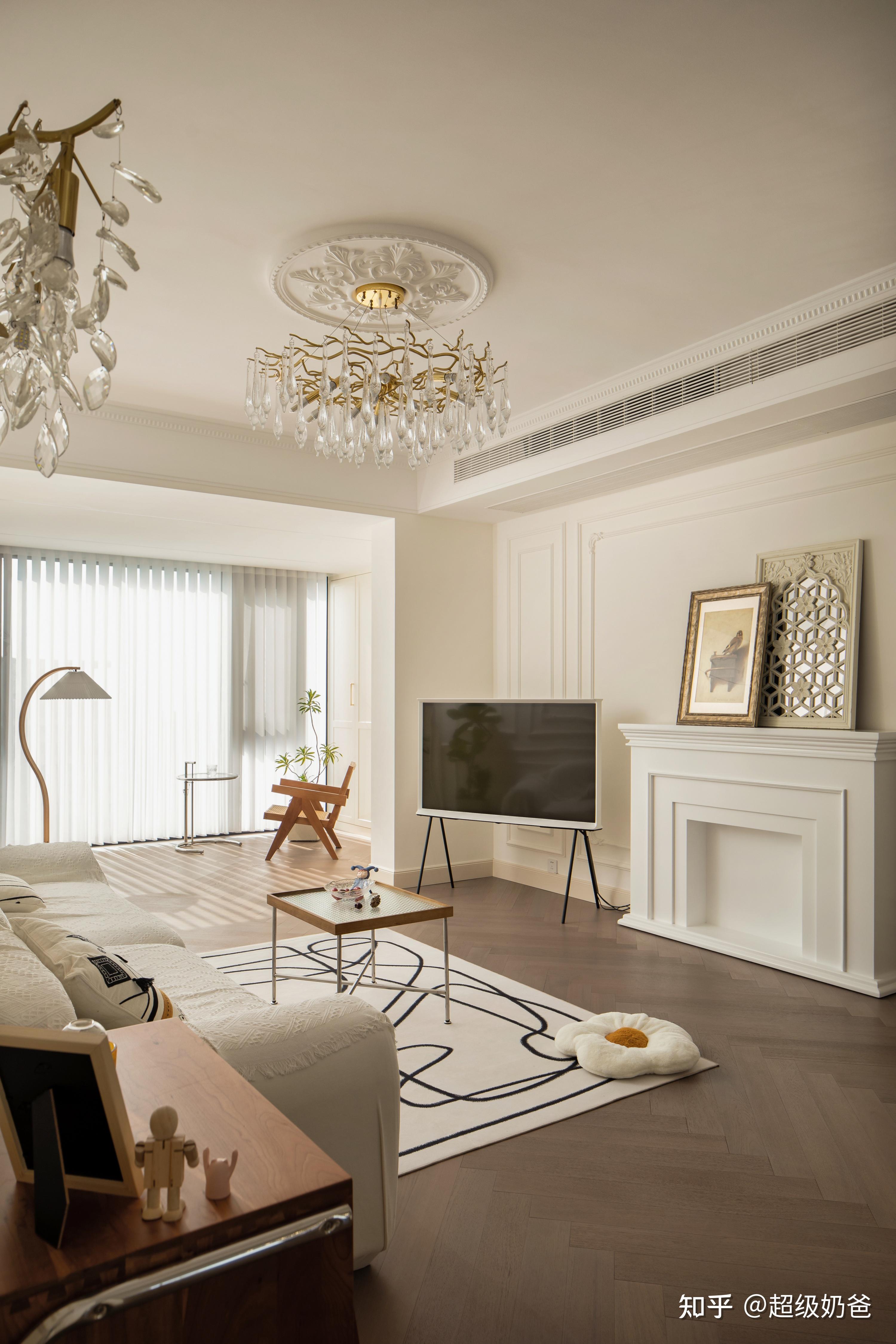 素净的石膏线搭配雕花,橡木色的鱼骨拼地板拉长了空间的纵深感.