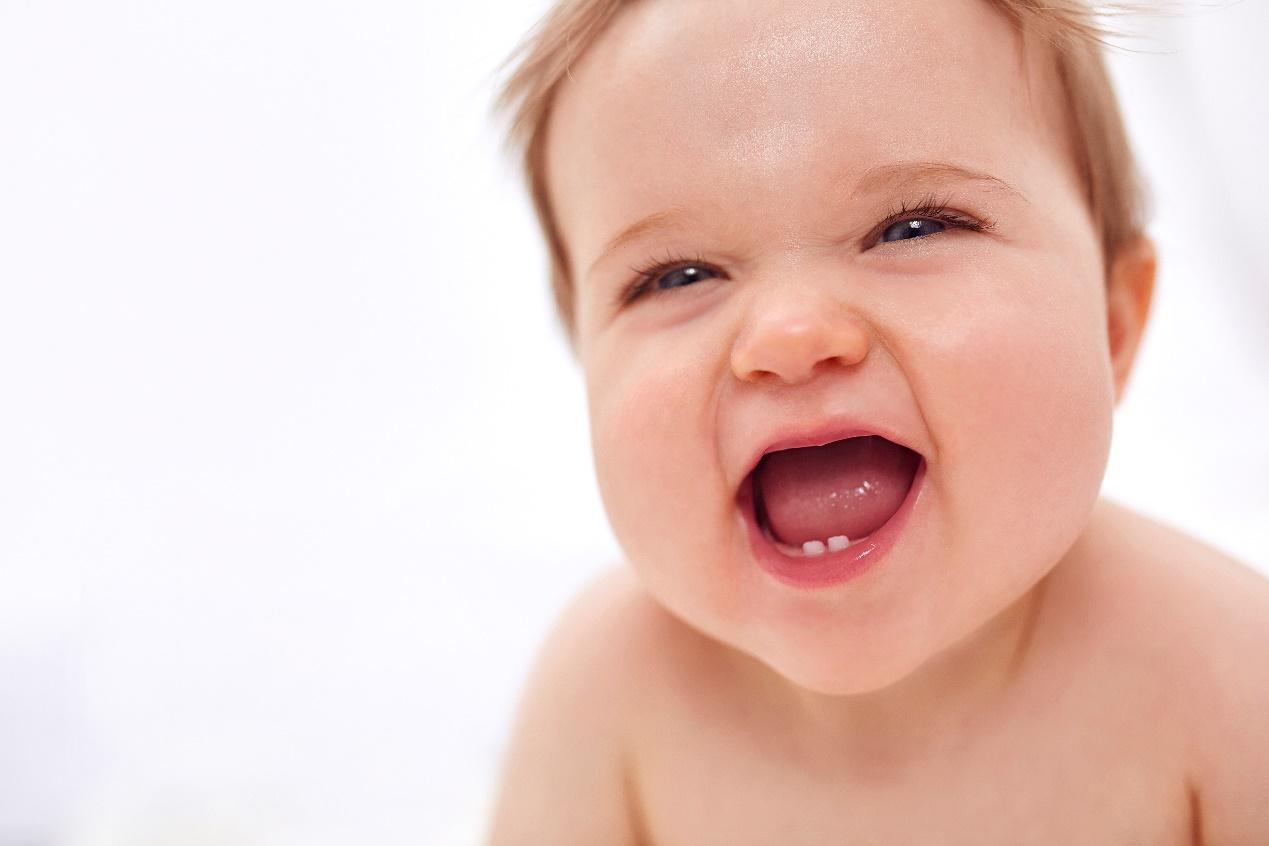 婴儿吐舌头是什么原因（宝宝不管拿到什么都爱往嘴里塞为啥）-幼儿百科-魔术铺