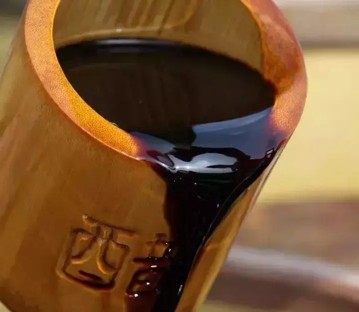 将鱼片等食材撒上盐巴,并用醋浸渍,以有效去除食材当中所含的水分,并