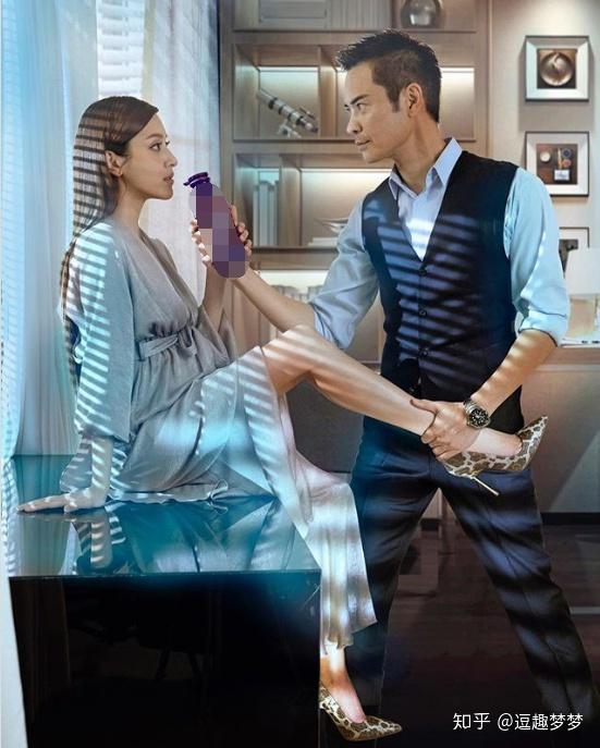 郑嘉颖夫妇拍广告情深对视上演摸腿杀陈凯琳身材纤瘦惹人羡