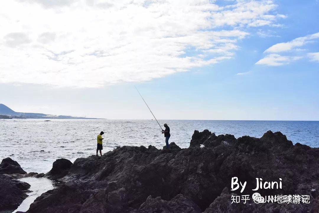 特内里费岛是大西洋的加那利群岛中面积最大的一个岛屿,地理上靠近