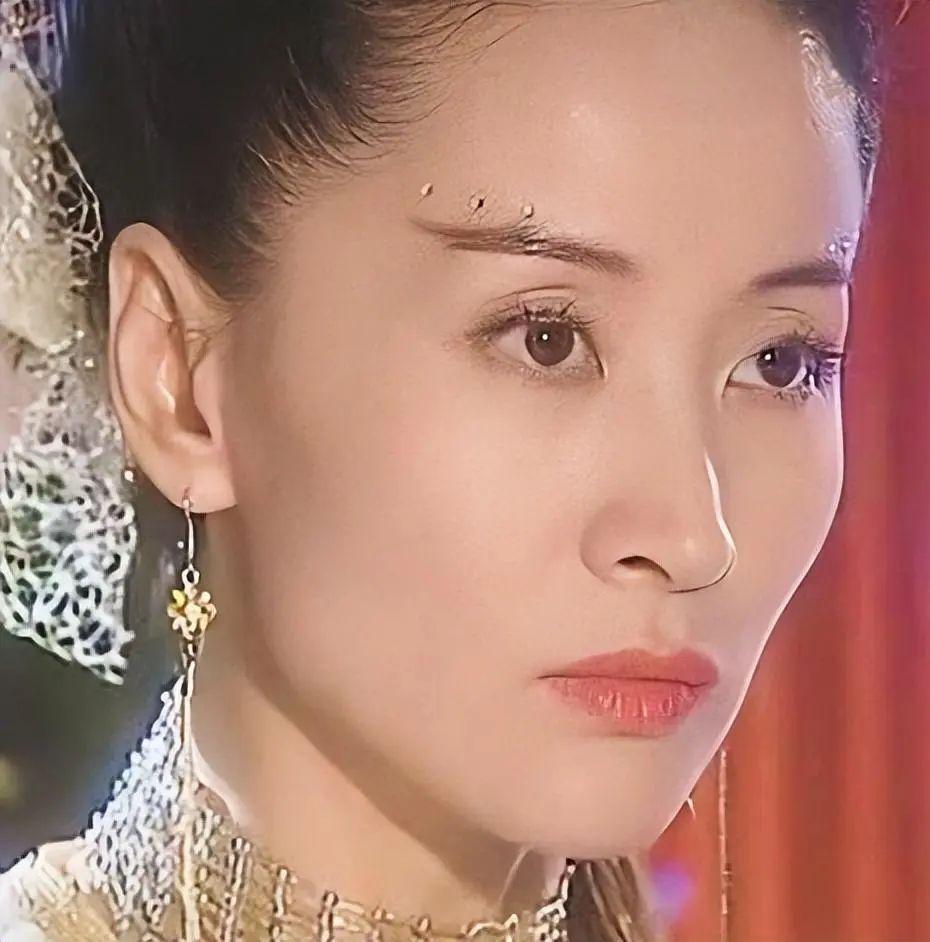 每当夜 幕降临,于莉静静地坐在自己温馨的小屋中.