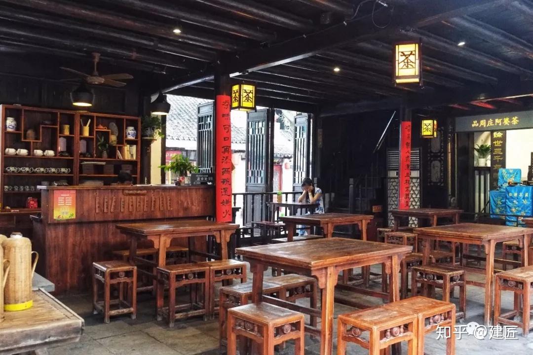 聚宝楼据当地人说为原有的老茶馆,二层临街,近桥,现一层为大堂附设