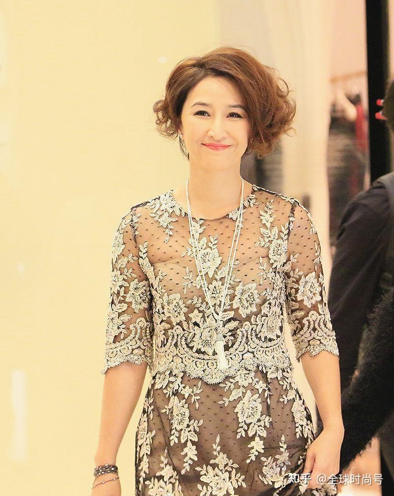 56岁关咏荷与张家辉同框,穿绿色高光色长裙好惊艳,不像两孩子妈