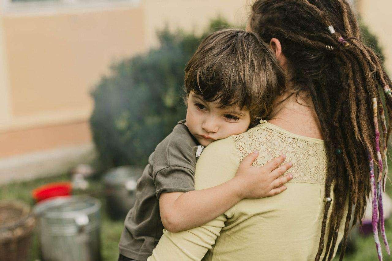 亲测有效一个小动作解决孩子千哭万闹