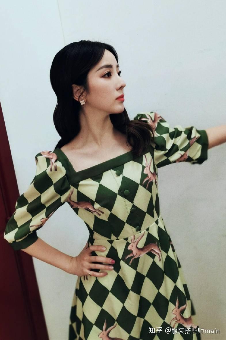 央视主持李思思真接地气穿印花衫披羽绒服对镜搞怪彰显少女心