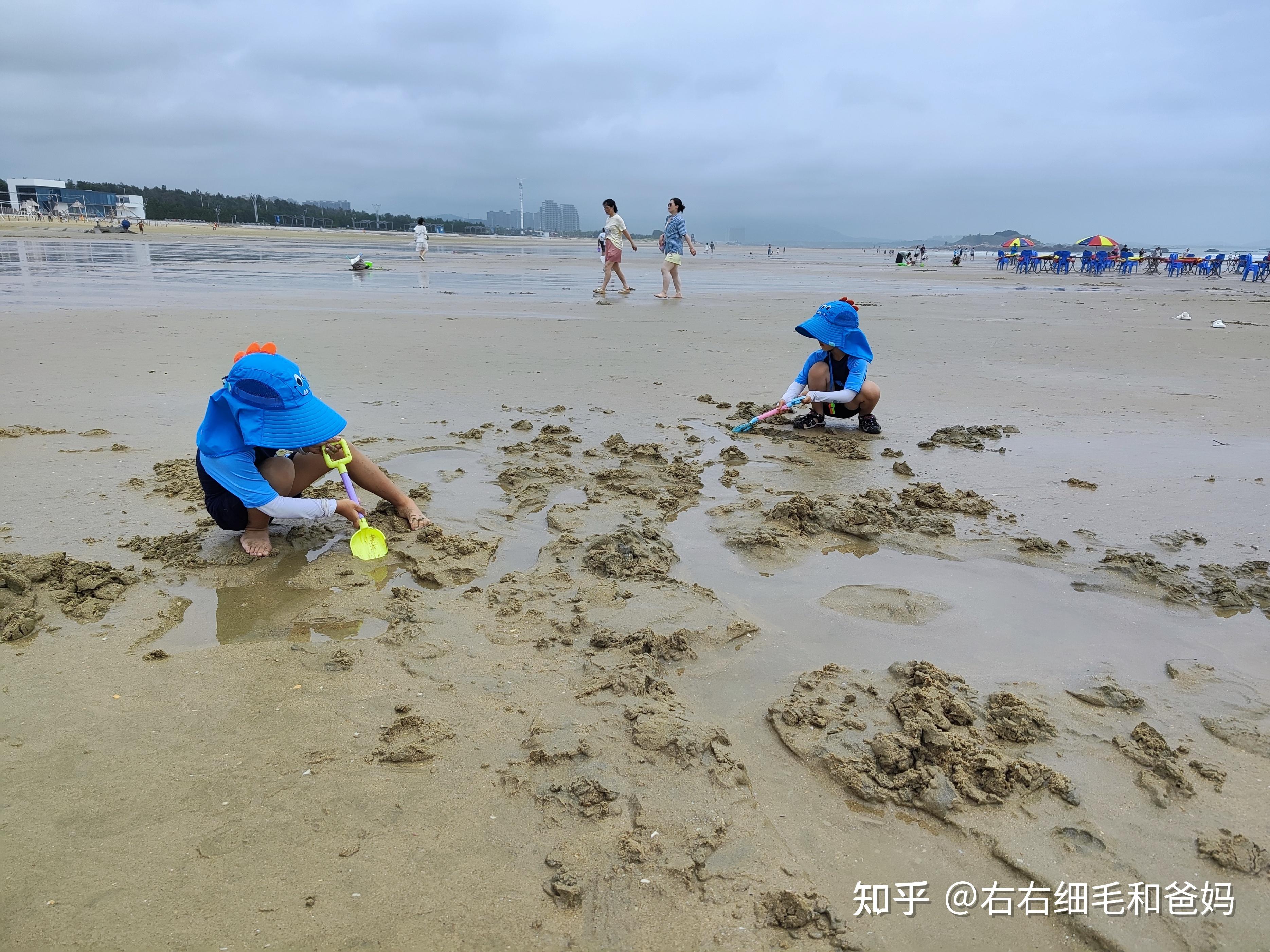 15级台风天10级风力下,5岁双胞胎挖了5天沙子,打卡5个沙滩