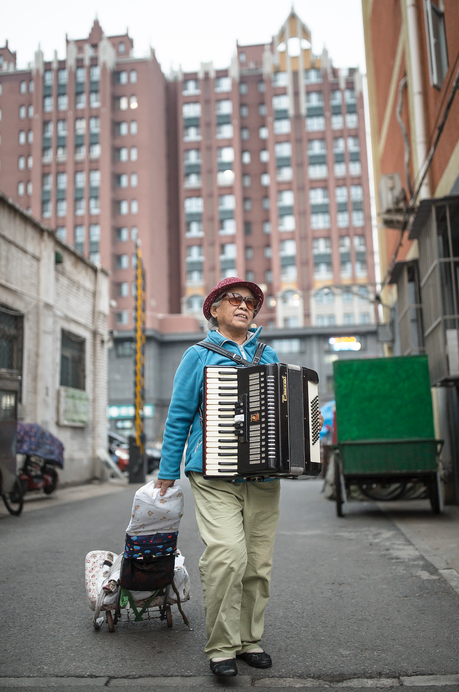 春风奶奶在地铁里拉琴