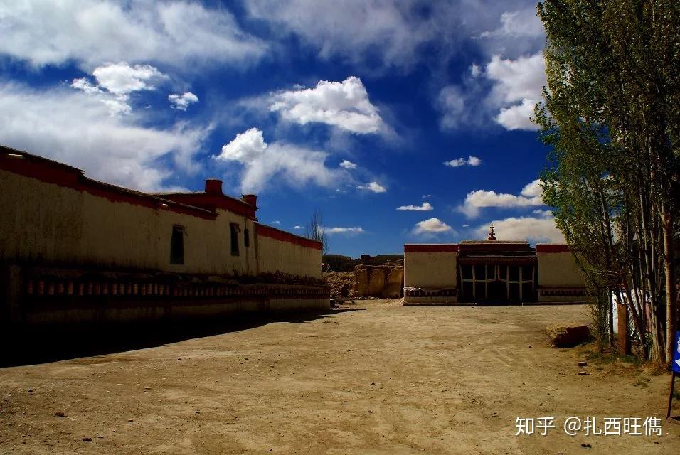 尼泊尔和本地的建筑特点,加上红墙白寺,在土黄色的扎达显得格外色彩