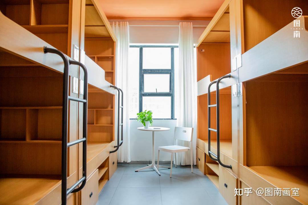 白色窗帘和绿植点缀,让宿舍不再单调.