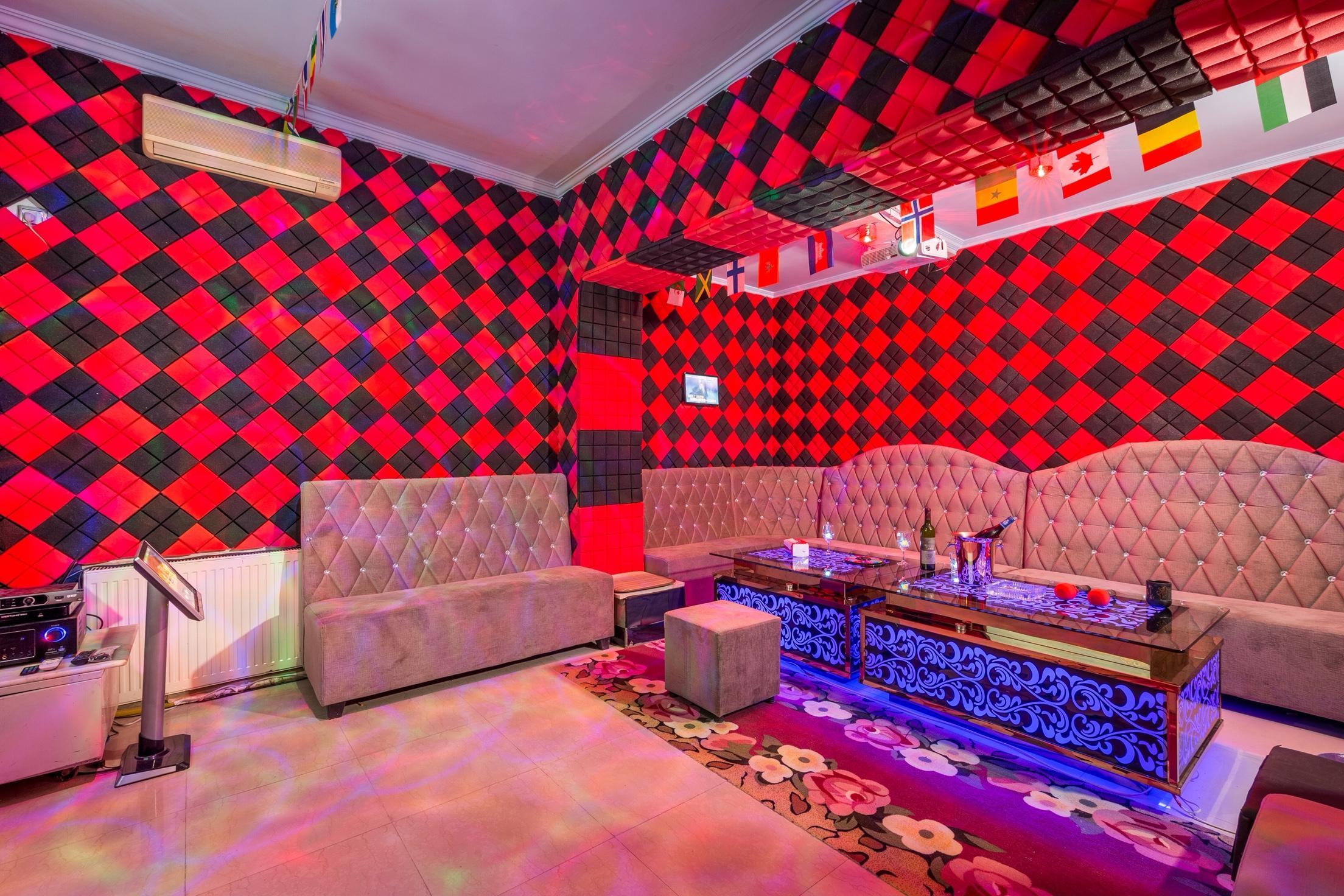 x-box,小霸王,纸牌,麻将,德州等等),烧烤,diy餐,看电影,健身,ktv,住宿