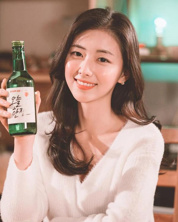 艳压秀智,iu,素人模特破天荒拿下烧酒代言:金主也为美貌屈服