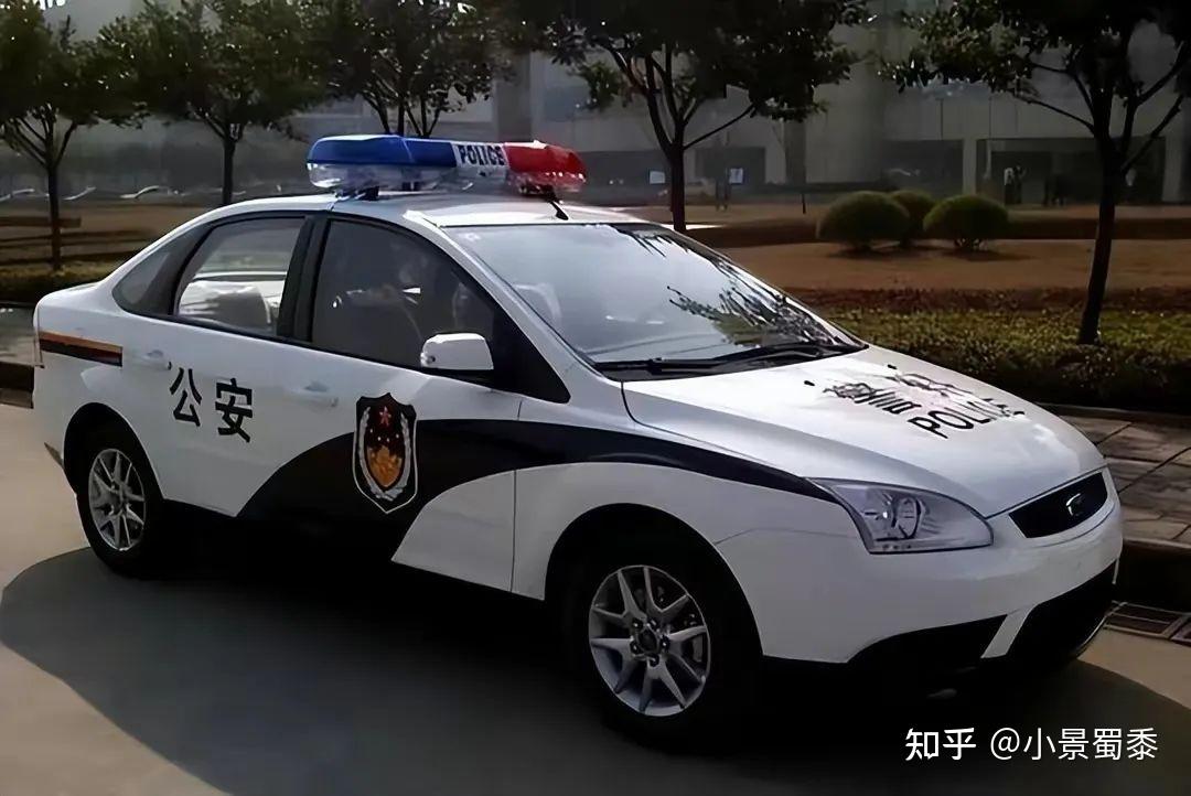 ​包括公安系统在内的五大警察单位,这些单位的警车,引擎盖上统一印