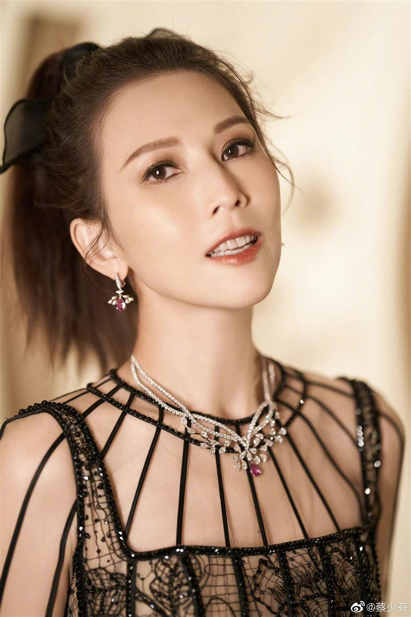 蔡少芬穿超级透视装惊艳全场粉丝重回港姐的感觉