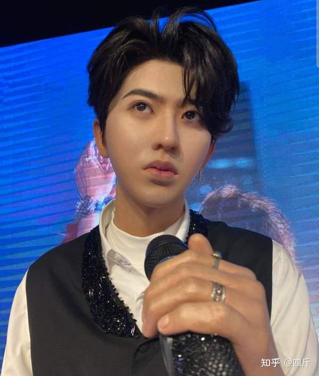 蔡徐坤国外演唱会惹争议粉丝无底线应援集体拉横幅多大点事