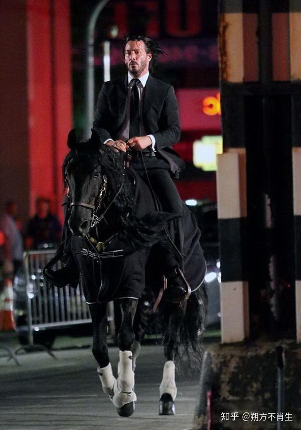 全世界都在追杀的男人捍卫任务3基努里维斯街头霸气骑马