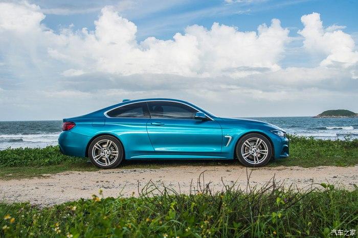 停在海岸边的海岸蓝宝马425i写真真美