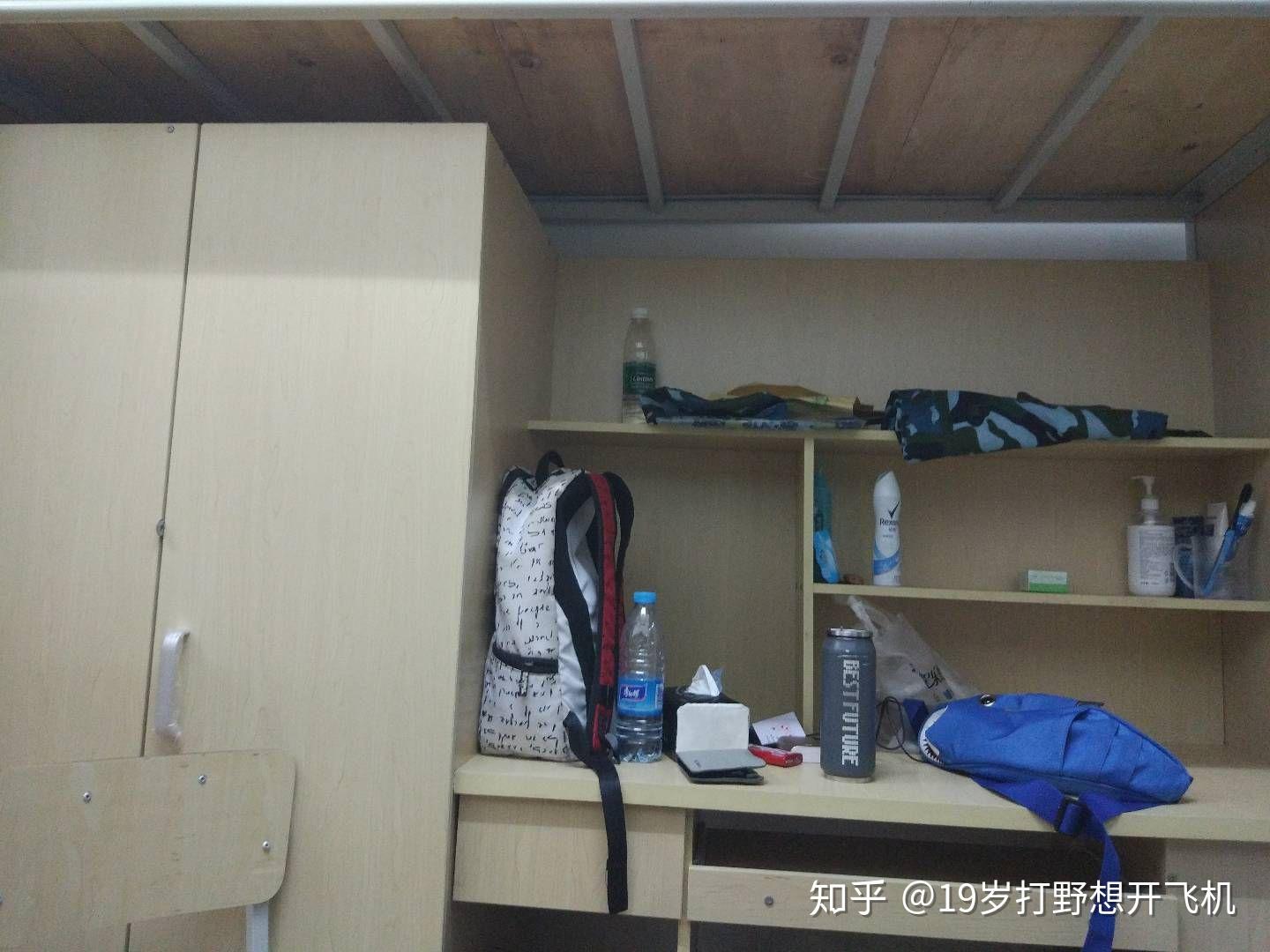 来到了宿舍,感觉宿舍设施还挺新的,后来才知道我们这栋楼是新建的然而