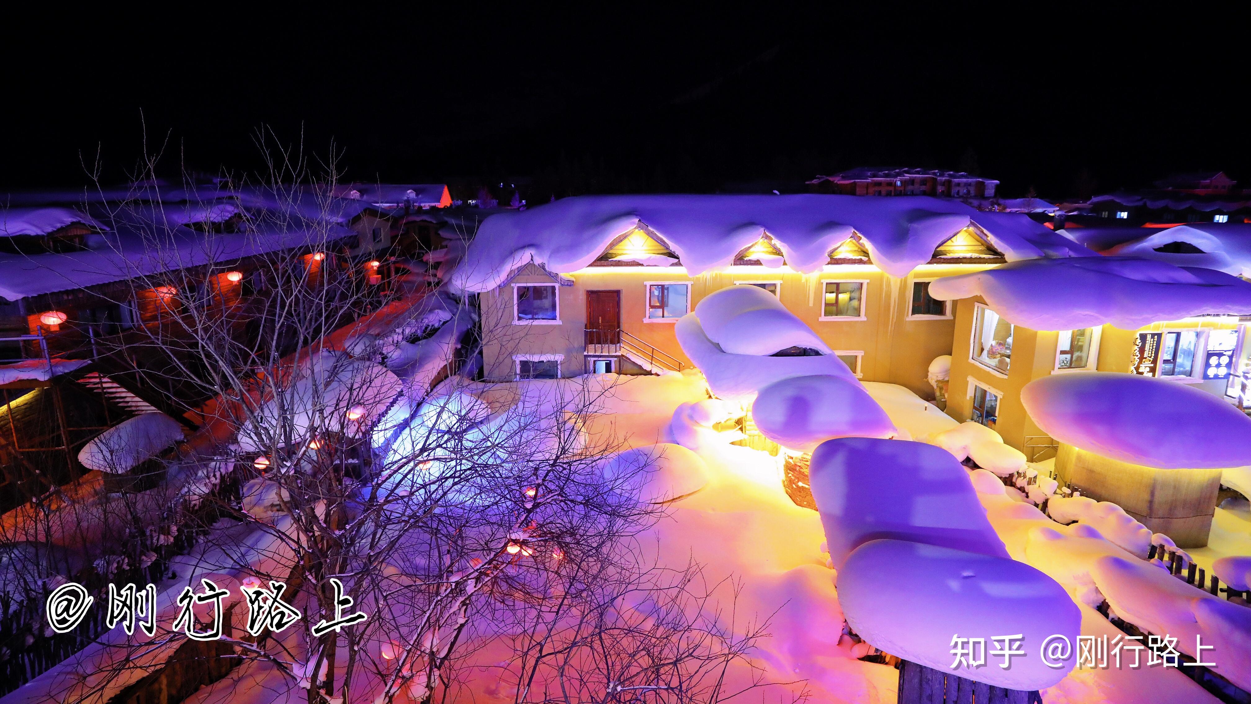 雪乡里夜色下被红灯笼渲染的梦幻家园,体验一次足矣 