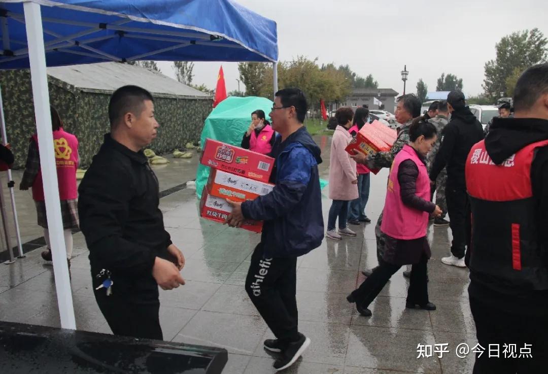 搬运货物过程中,大家高呼"运城加油"稷山加油,以实际行动与灾区人民