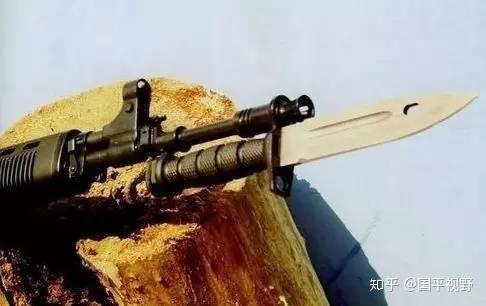 三菱軍刺之所以被我軍棄用,僅是已經無法滿足步兵對多功能軍刺的需求