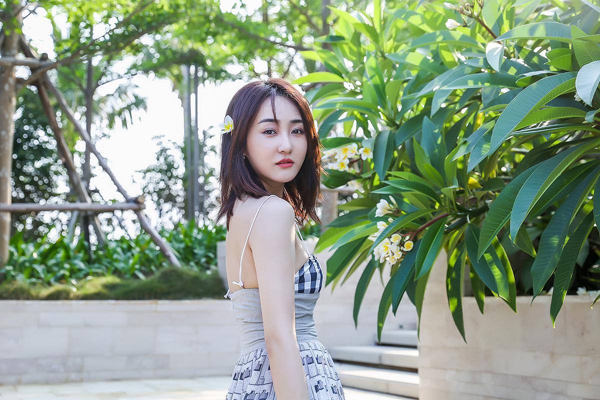 高姝瑶旅游写真曝光穿抹胸纱裙飘逸清新