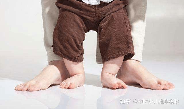 1,按摩法根据宝宝膝关节畸形的方向,两手分别抓住大腿和小腿,两个拇指