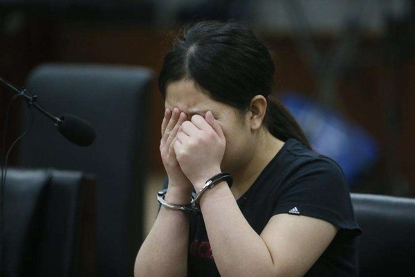 闷死2岁儿子后夫妻合伙埋尸3天后妻子崩溃投案揭悲剧根源