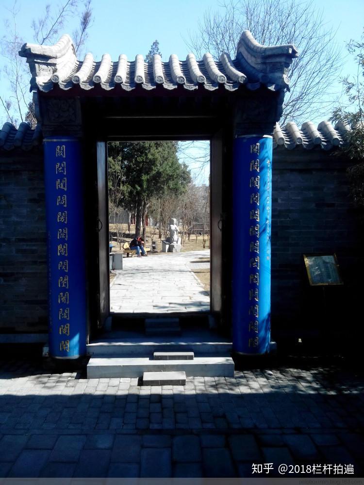 下图,对联释义下图,龙王庙东侧门对联:来仙境入玄门参透真仙成仙境臻