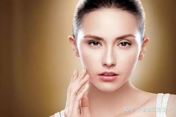 自体脂肪丰脸颊手术从臀部,腹部等部位抽取脂肪组织,注入到面颊部,它