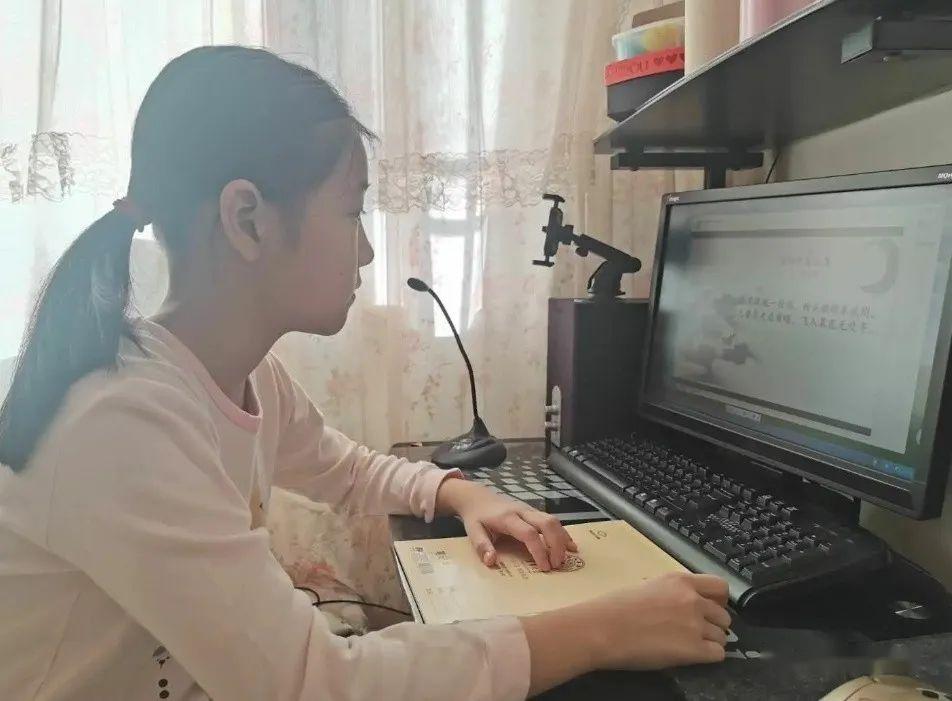 初中男生上网课不认真,妈妈无奈在旁边监督,却因“穿着”引热议 - 知乎