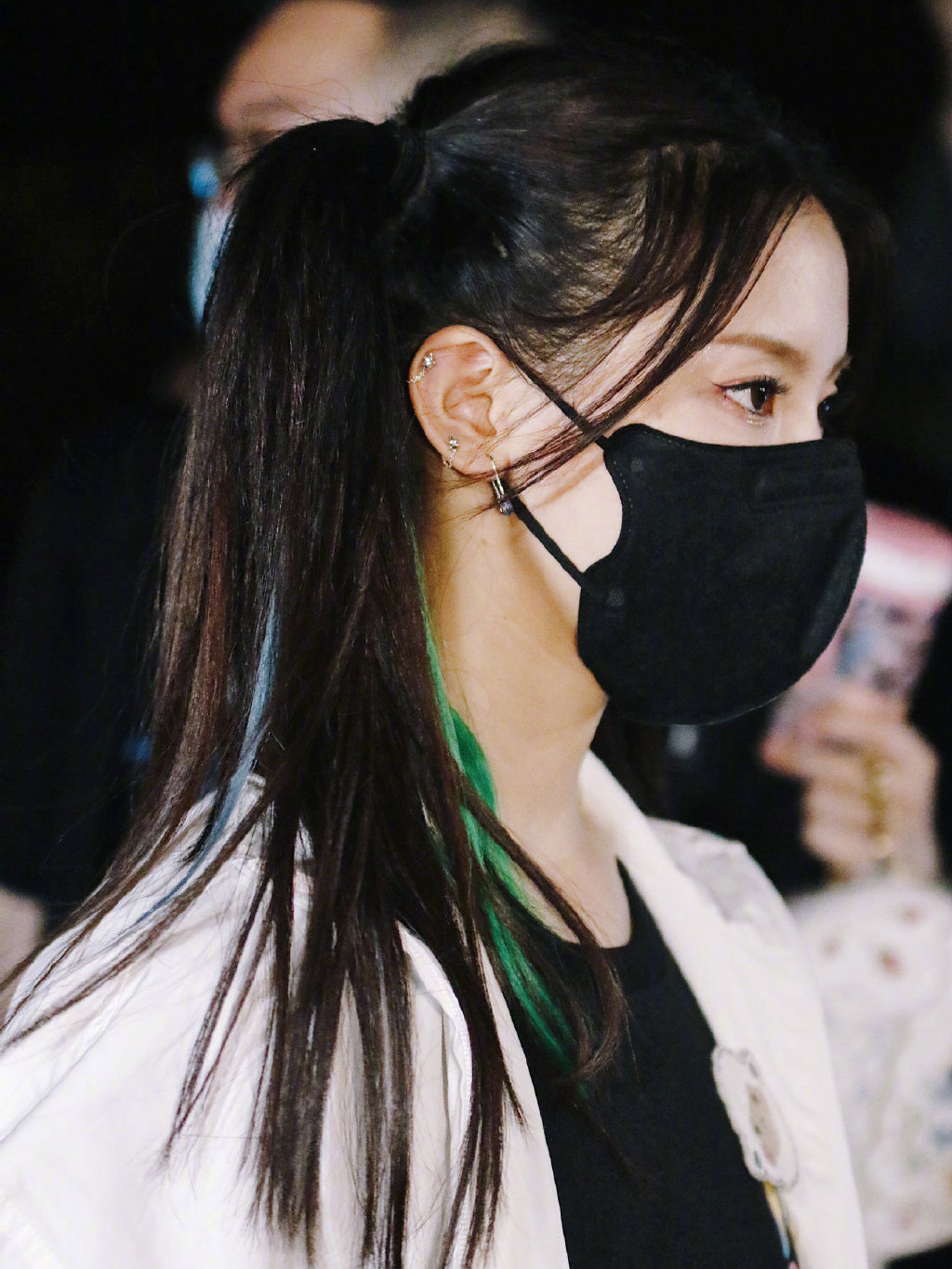 杨超越挑染绿色头发绑双马尾穿白色外套出镜妥妥的漫画女主