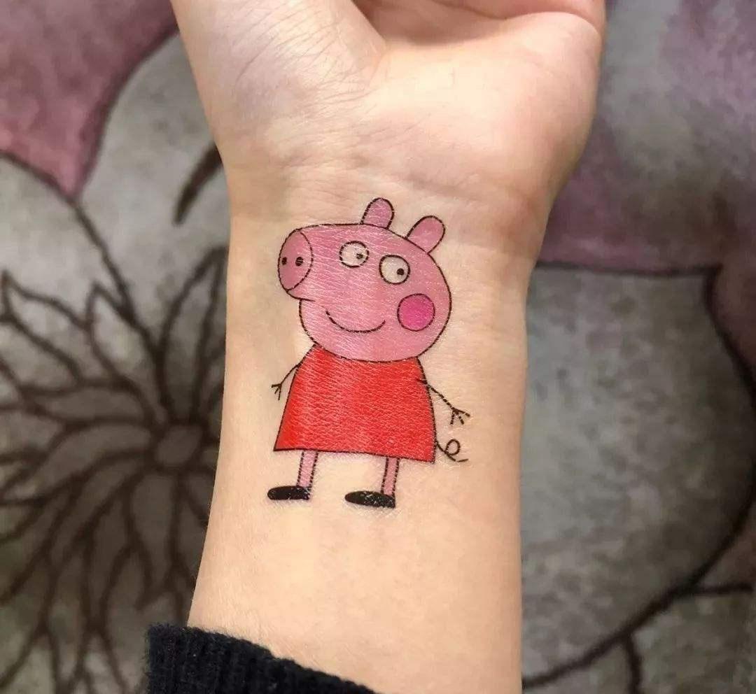 小猪佩奇身上纹,掌声送给社会人到底在讽刺或