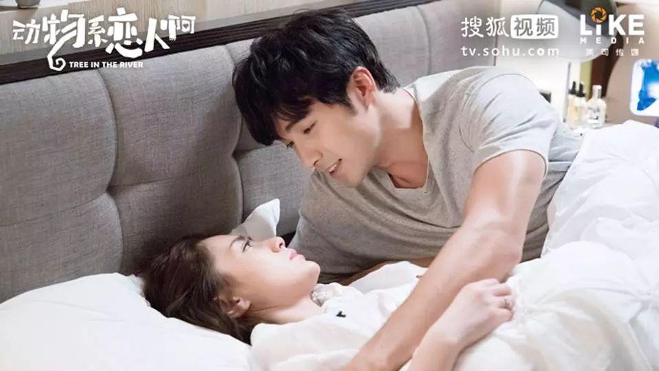 泳池,到被迫同居,再到主动求婚被"套牢",还有窝在沙发里突然的偷吻,统