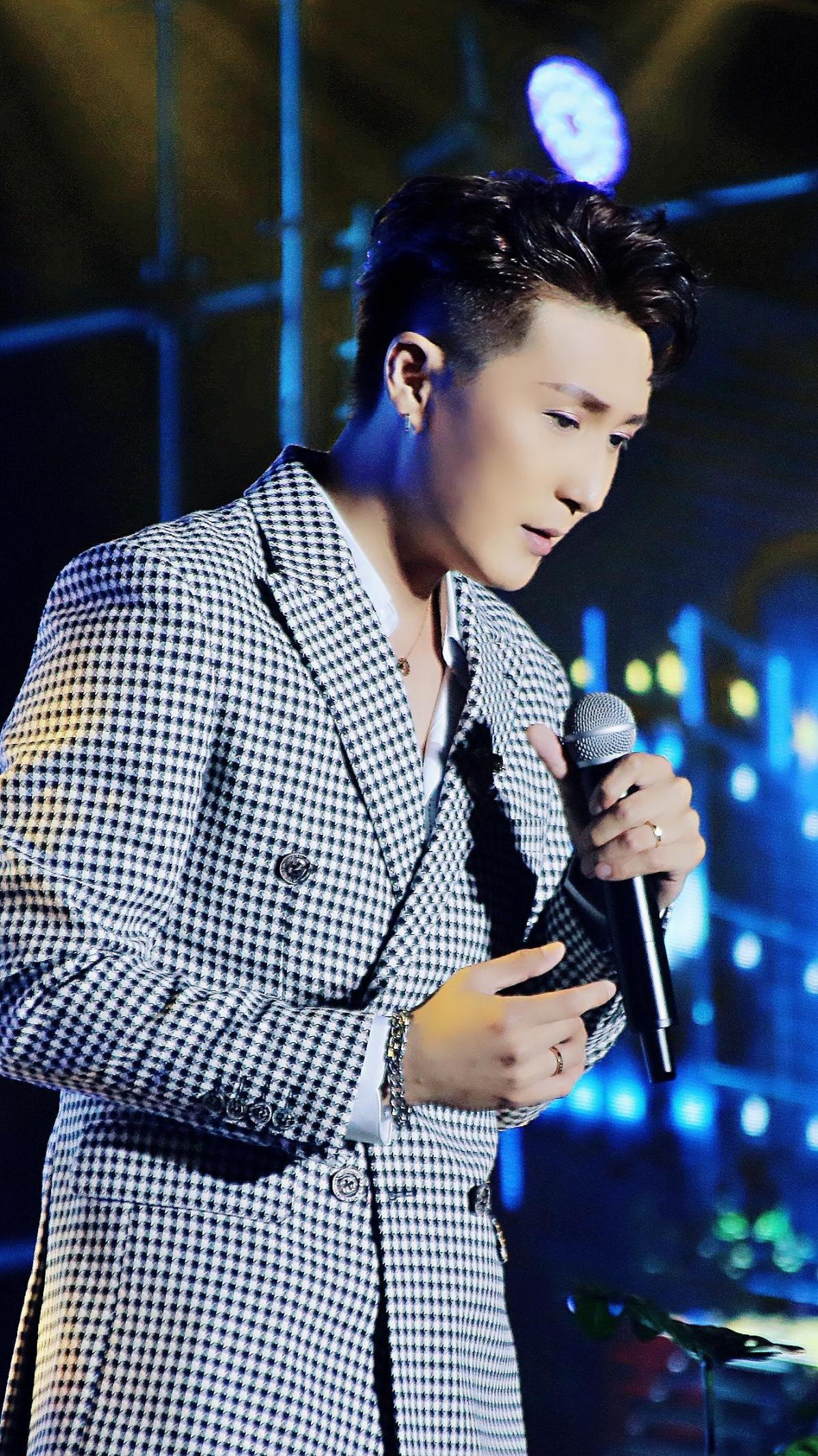 歌手演员章磊唱响河北地质大学华信学院毕业晚会