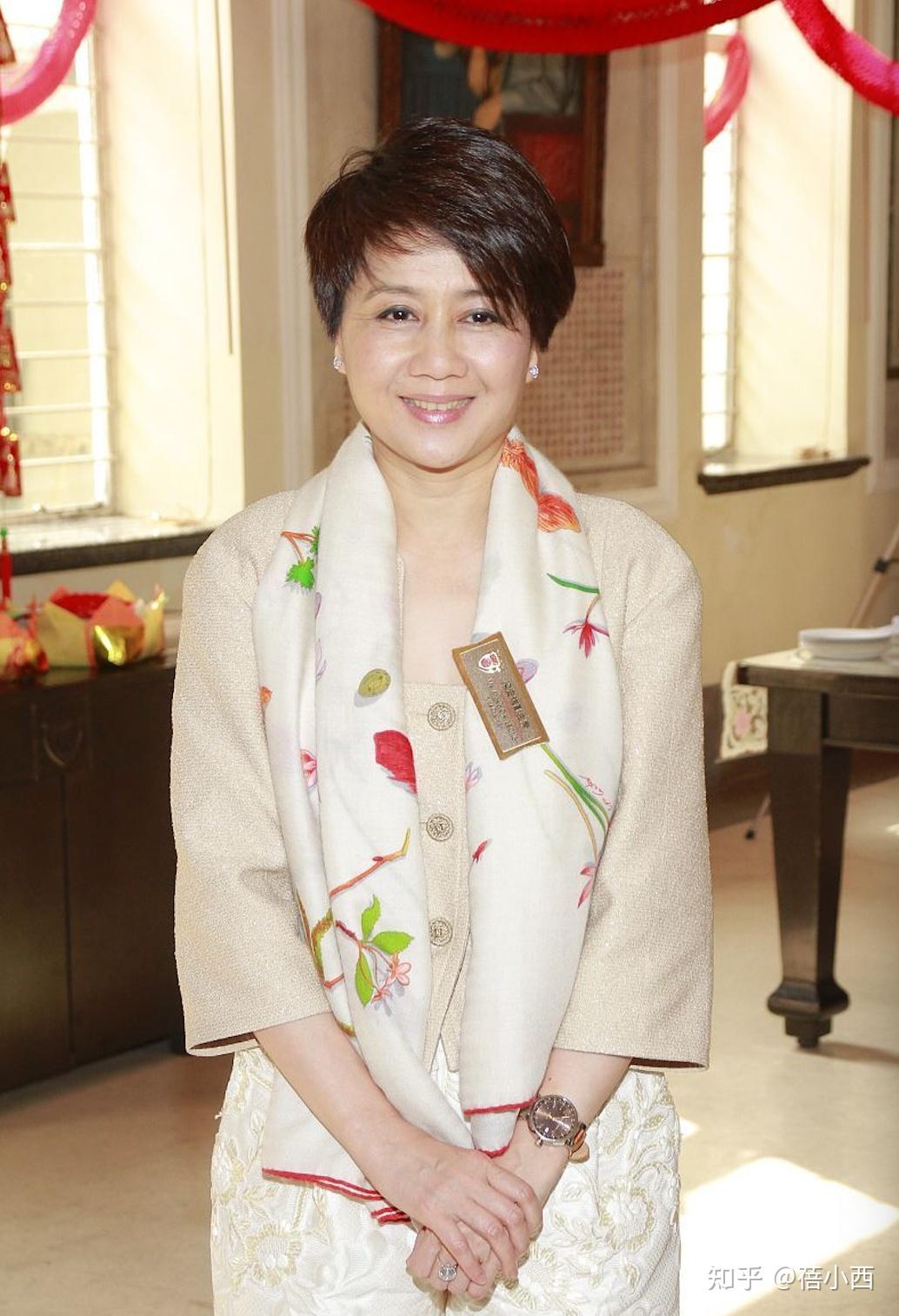 赌王四太梁安琪看不出60岁一身年轻人打扮亮相扮嫩毫不尴尬